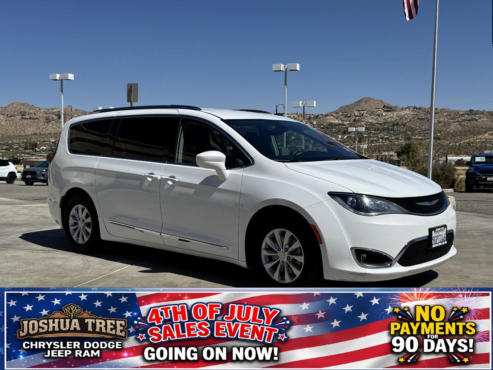 Bright White Clearcoat 2018 Chrysler Pacifica Minivan Front-Wheel Drive 9-Speed Automatic