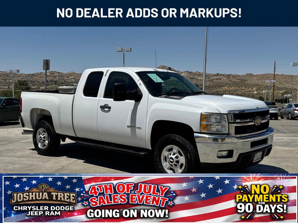 Summit White 2011 Chevrolet Silverado 2500HD Pickup Truck Four-Wheel Drive 6-Speed Automatic