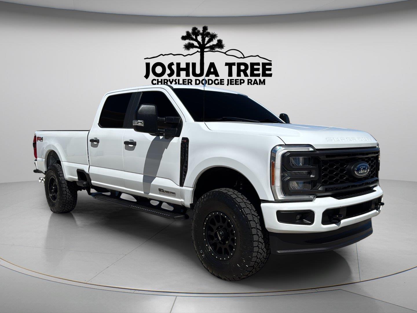 Oxford White 2023 Ford F-250 Super Duty Pickup Truck Four-Wheel Drive Automatic