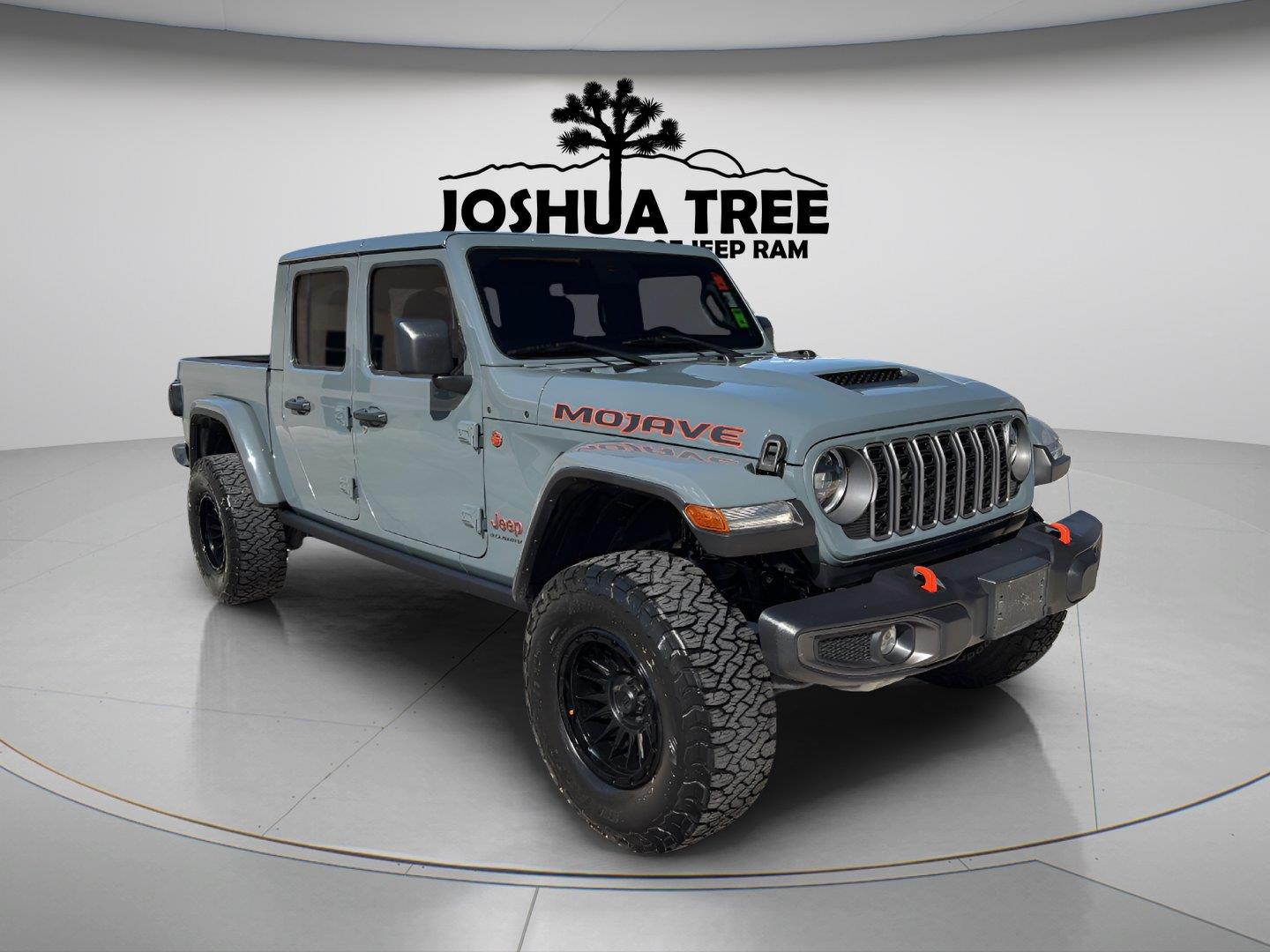 Anvil Clearcoat 2025 Jeep Gladiator Pickup Truck Four-Wheel Drive 8-Speed Automatic