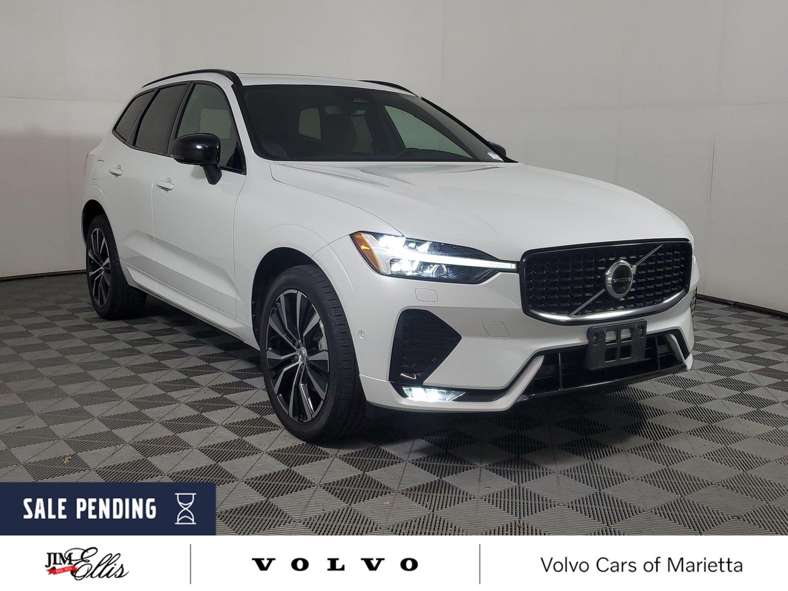 Crystal White Metallic 2023 Volvo XC60 SUV / Crossover Front-Wheel Drive Automatic