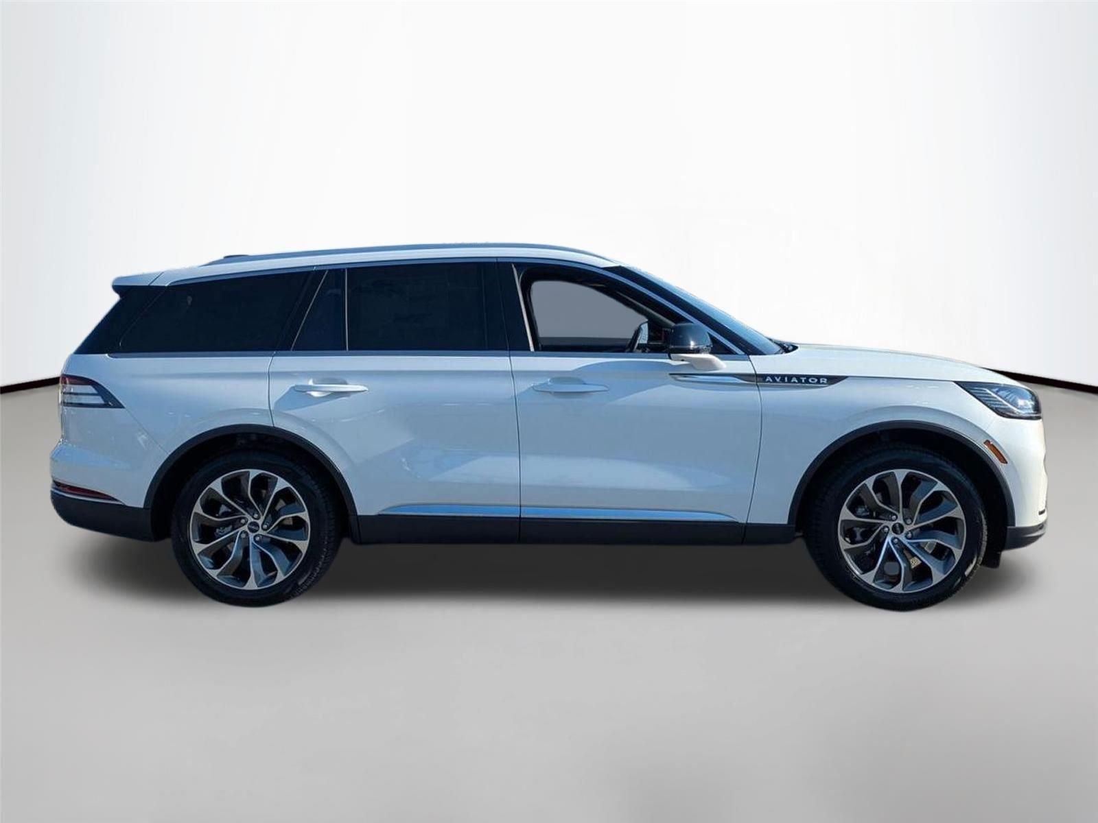 New 2026 Pristine White Metallic Tri-Coat Lincoln Reserve image 4