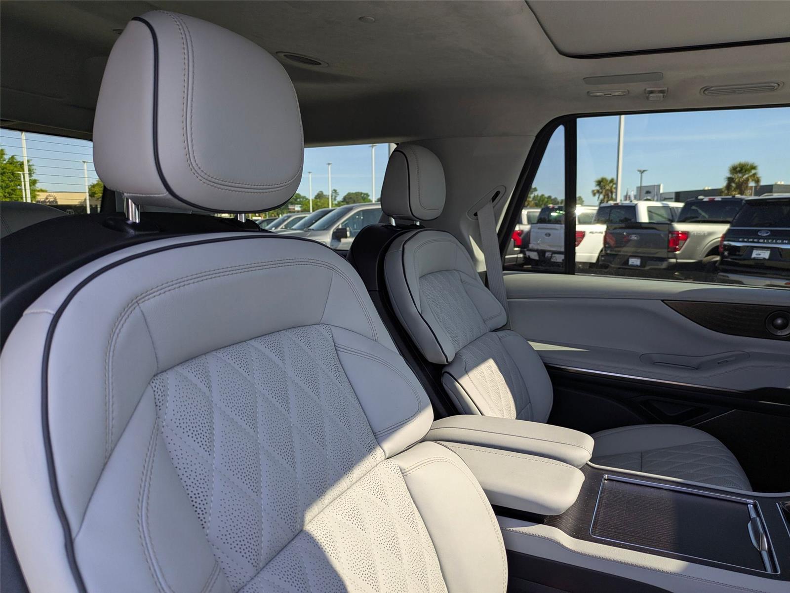 New 2026 Pristine White Metallic Tri-Coat Lincoln Black Label image 32
