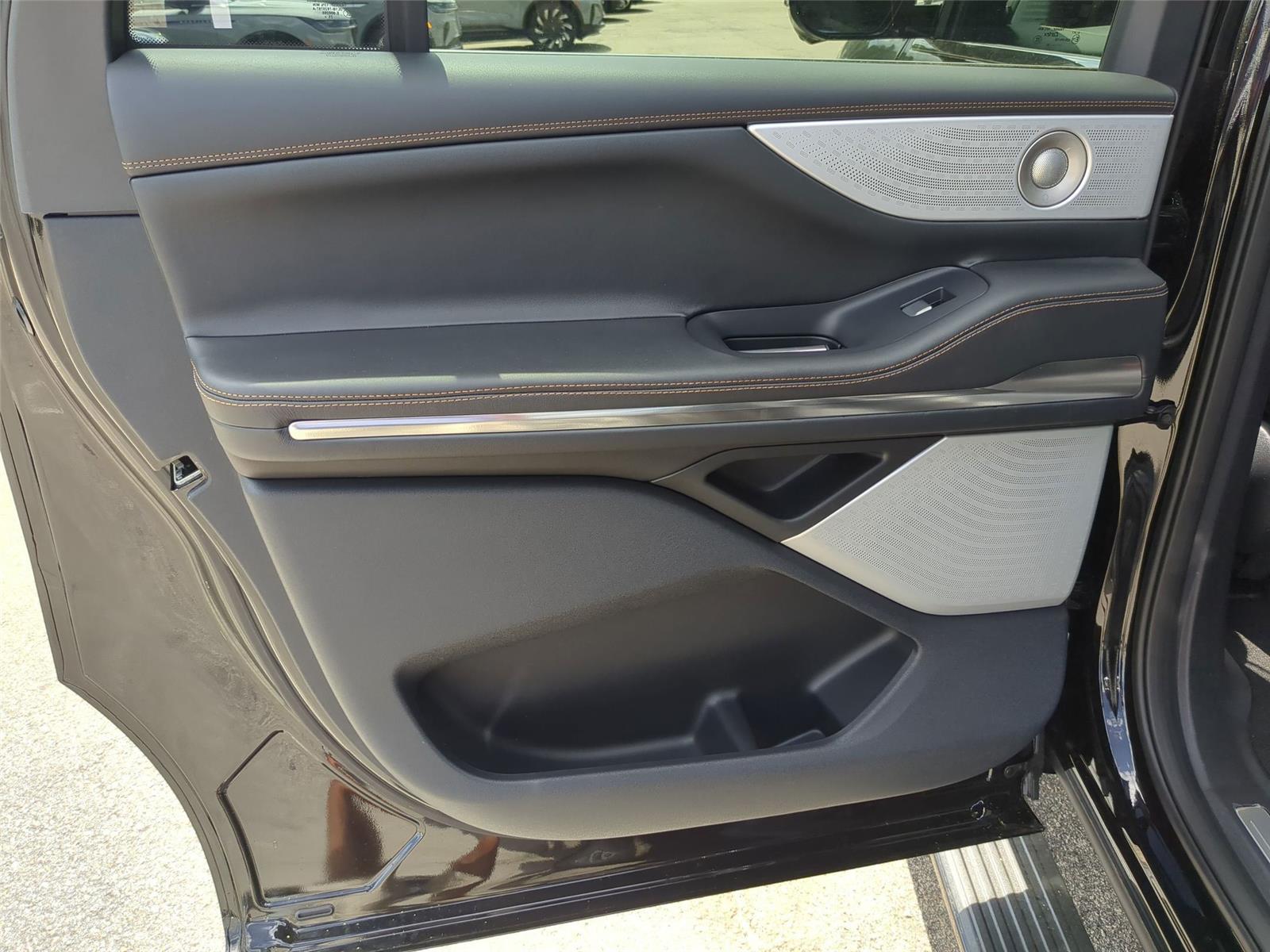 New 2026 Infinite Black Metallic Clearcoat Lincoln Black Label image 33