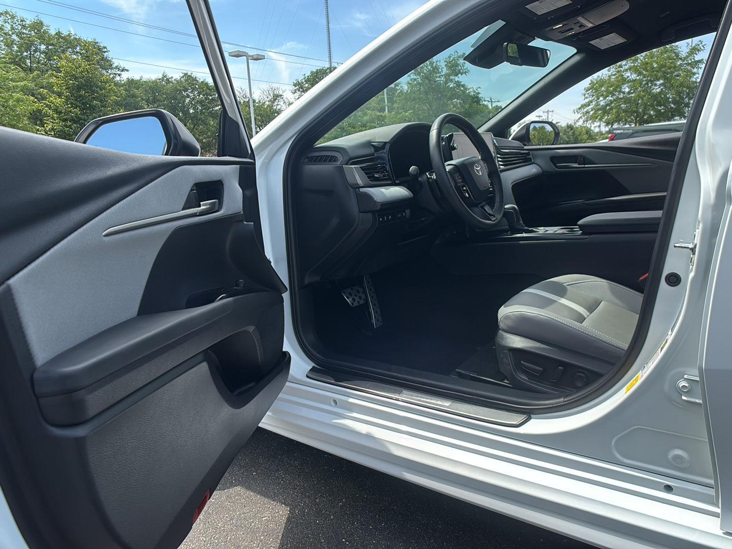 Certified Used 2025 Ice Cap Toyota SE AWD (Natl) image 2