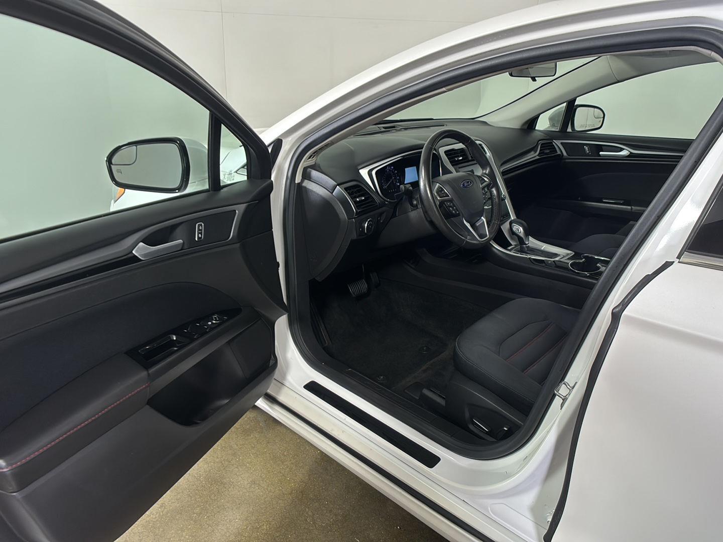 Used 2015 White Platinum Metallic Tri-Coat Ford SE image 2