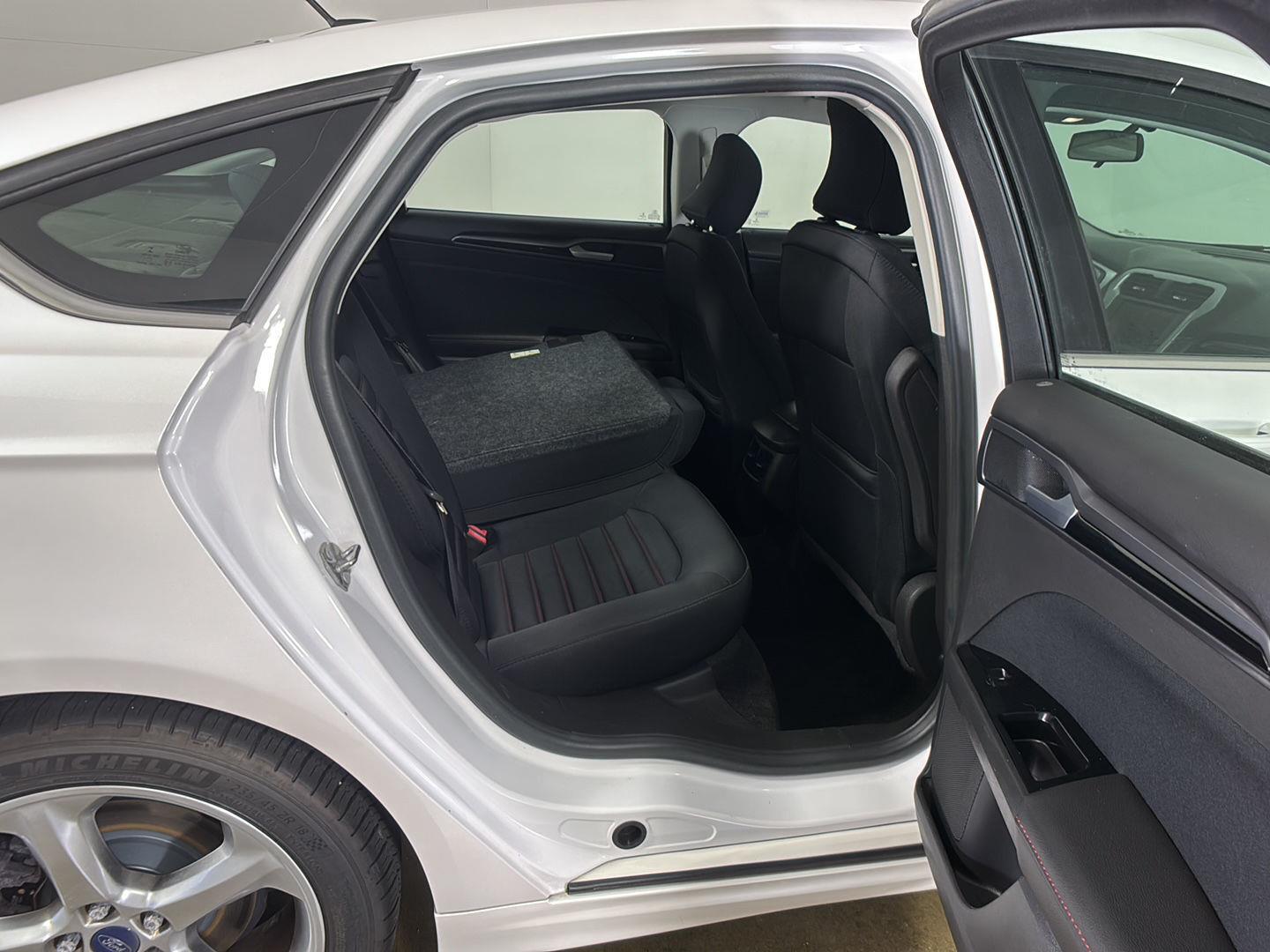 Used 2015 White Platinum Metallic Tri-Coat Ford SE image 13