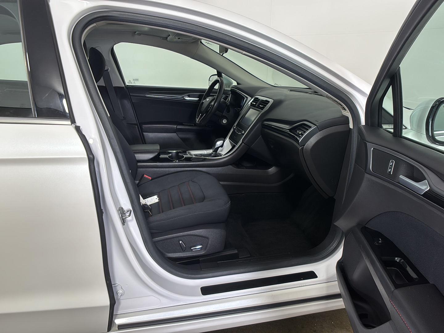 Used 2015 White Platinum Metallic Tri-Coat Ford SE image 17