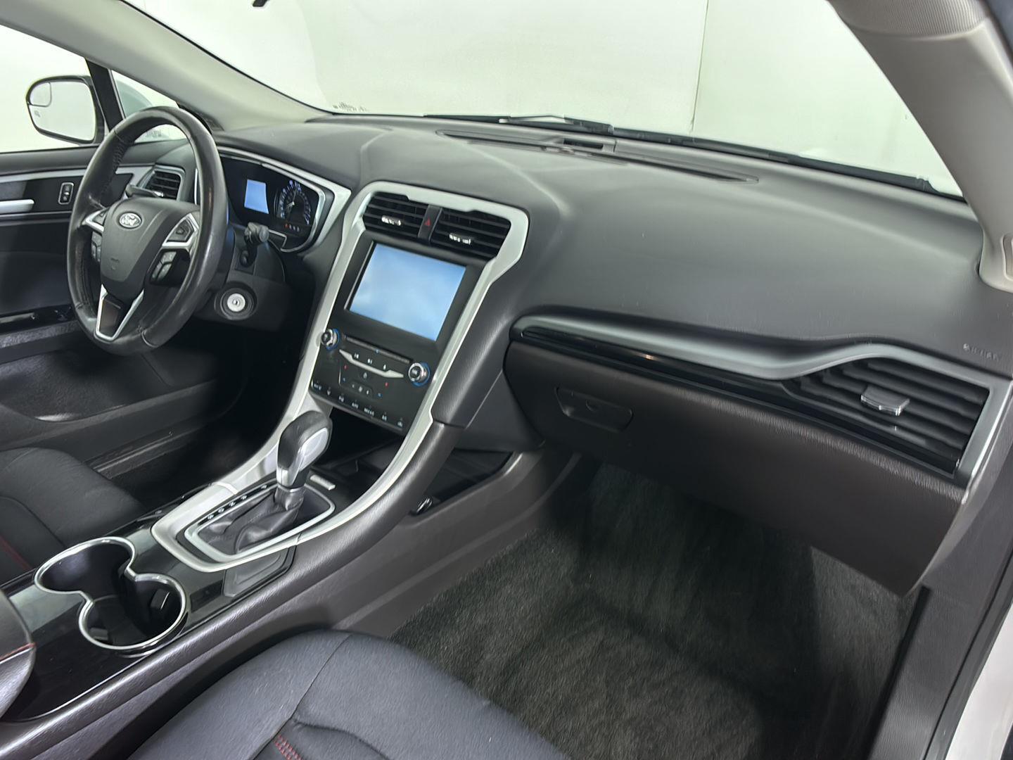 Used 2015 White Platinum Metallic Tri-Coat Ford SE image 18