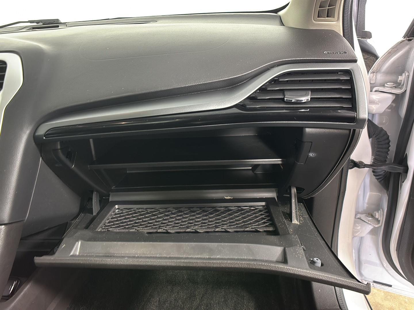 Used 2015 White Platinum Metallic Tri-Coat Ford SE image 21