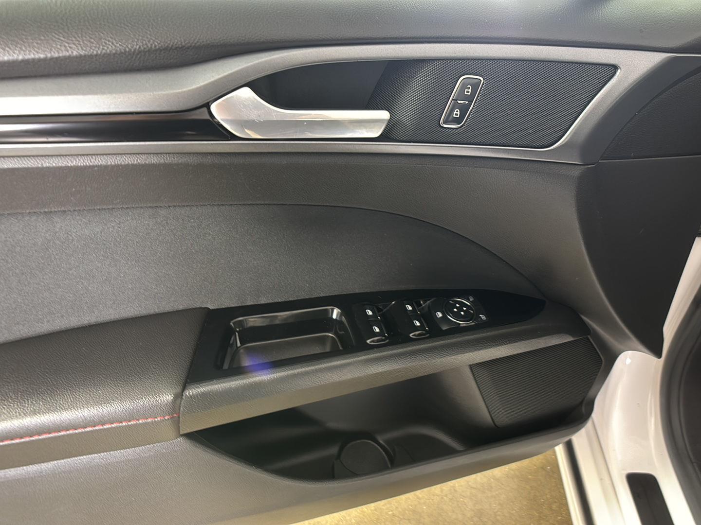Used 2015 White Platinum Metallic Tri-Coat Ford SE image 22