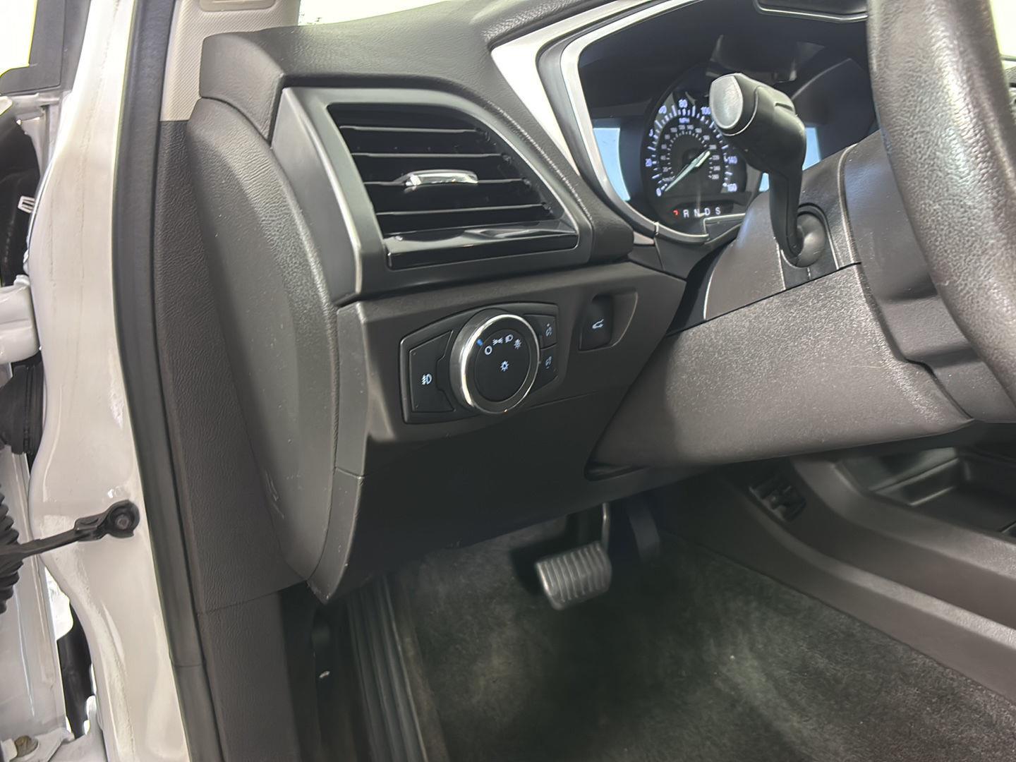 Used 2015 White Platinum Metallic Tri-Coat Ford SE image 23