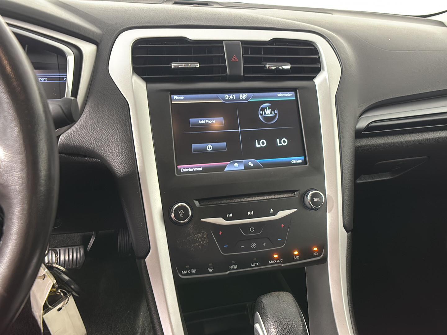 Used 2015 White Platinum Metallic Tri-Coat Ford SE image 27