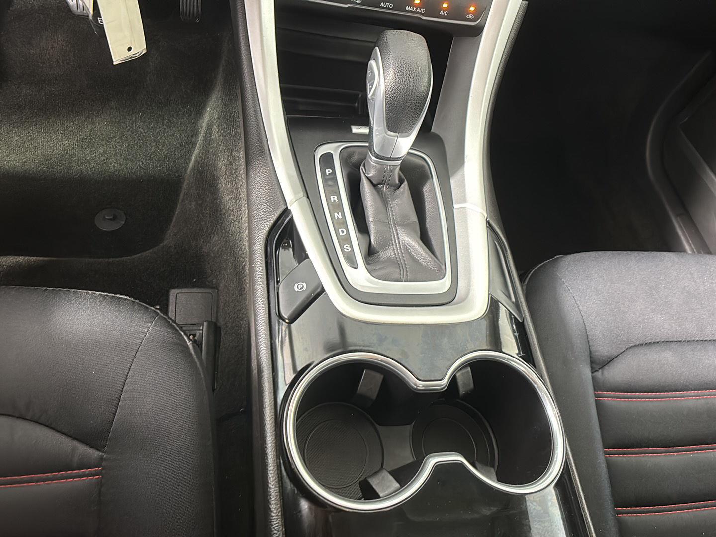 Used 2015 White Platinum Metallic Tri-Coat Ford SE image 28