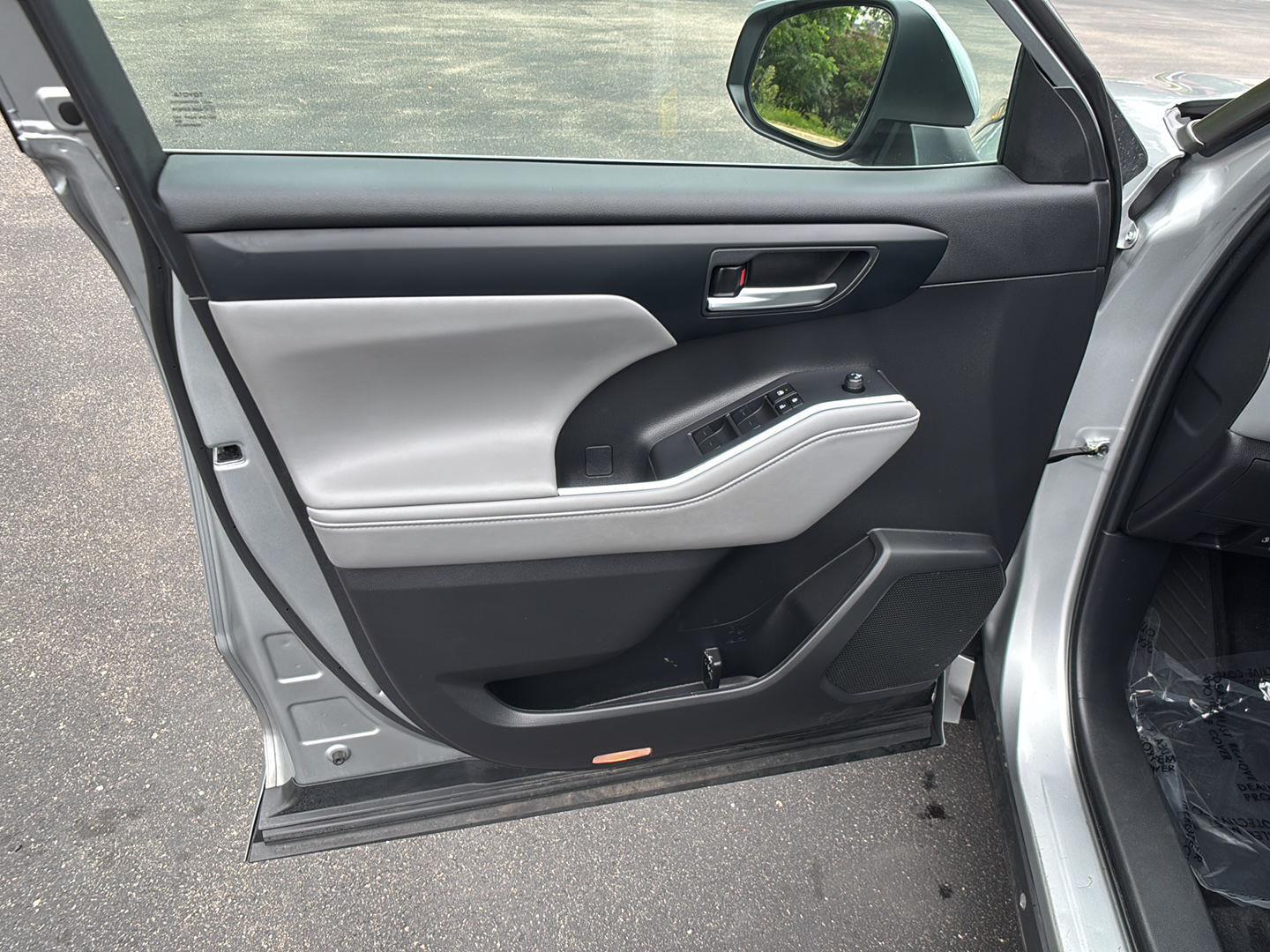 Used 2022 Celestial Silver Metallic Toyota XLE image 9