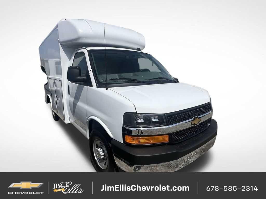Summit White 2025 Chevrolet Express Chassis Van Rear-Wheel Drive 8-Speed Automatic
