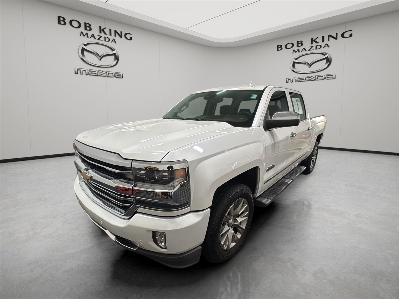 White (Iridescent Pearl Tricoat) 2016 Chevrolet Silverado 1500 High Country Crew Cab 4WD Pickup Truck Four-Wheel Drive 8-Speed Automatic
