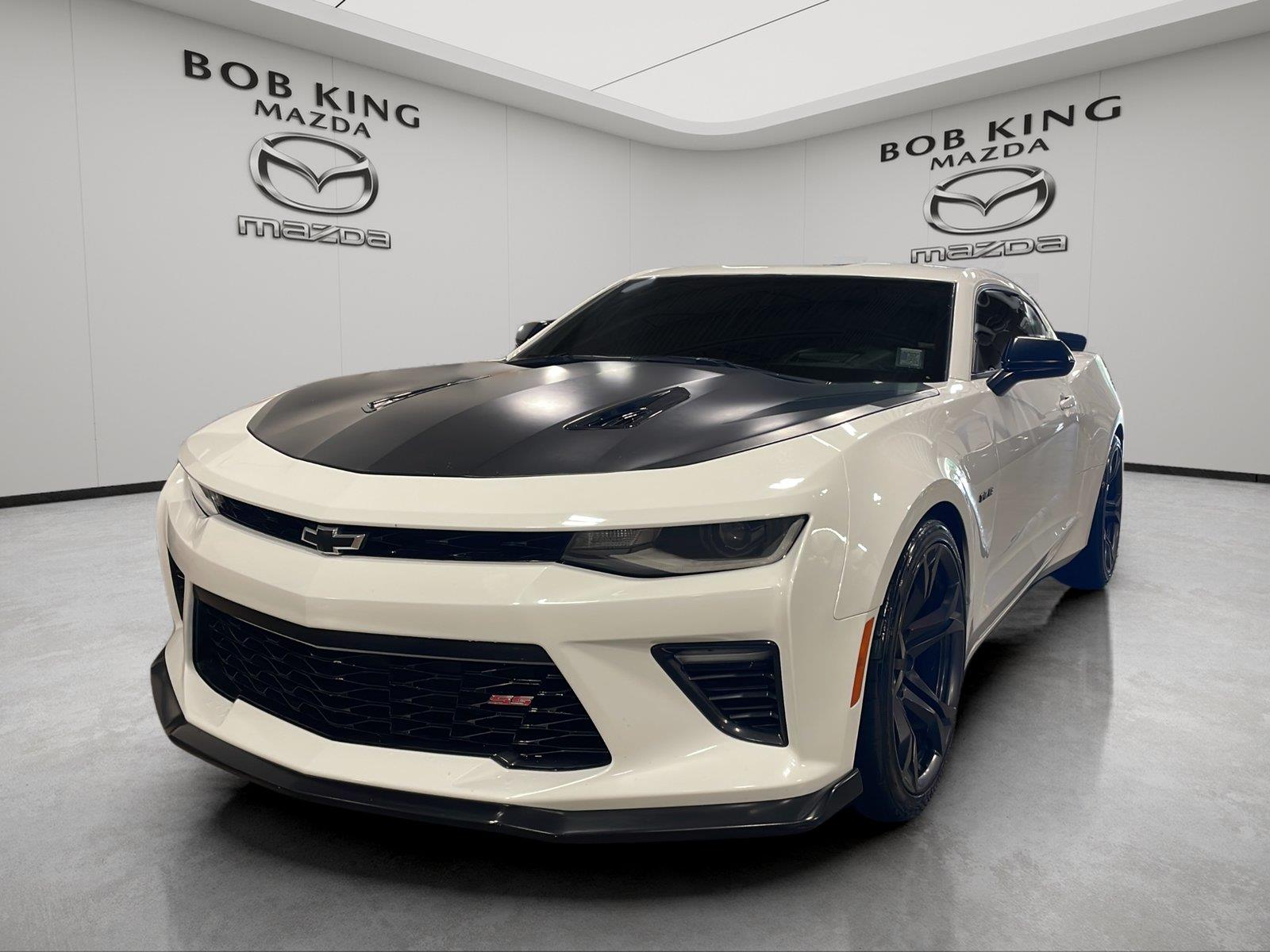 Summit White 2018 Chevrolet Camaro Coupe Rear-Wheel Drive 6-Speed Manual