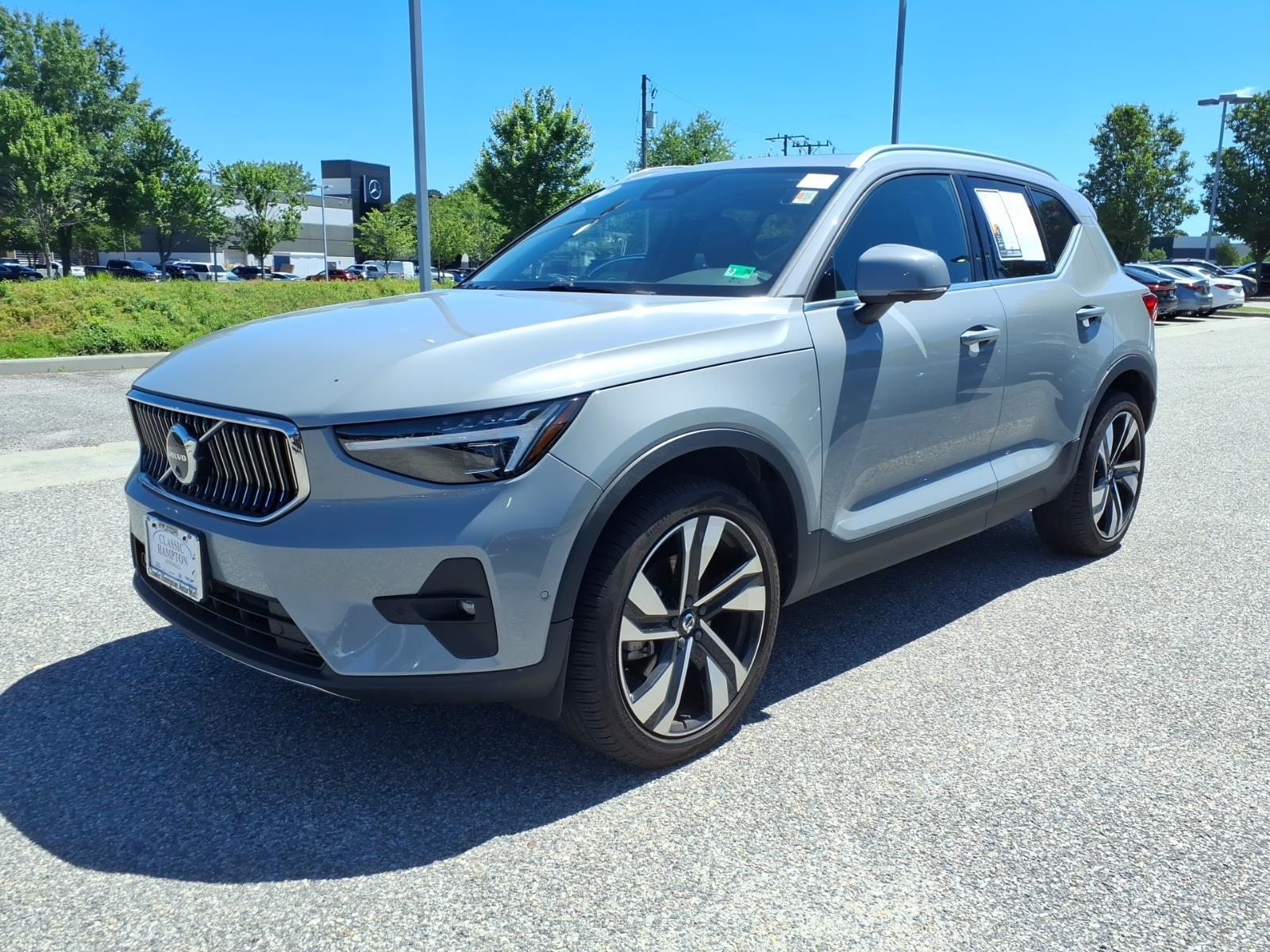 Gray (Vapor Grey Metallic) 2024 Volvo XC40 B5 Ultimate Bright Theme AWD SUV / Crossover All-Wheel Drive Automatic