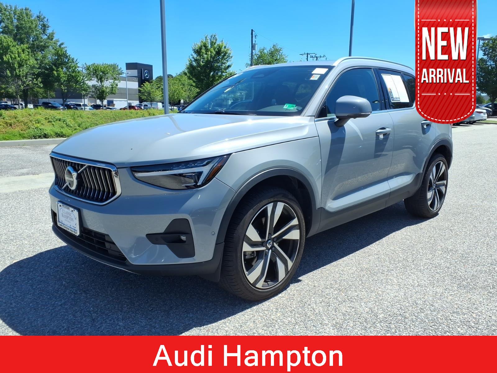 Gray (Vapor Grey Metallic) 2024 Volvo XC40 SUV / Crossover All-Wheel Drive Automatic