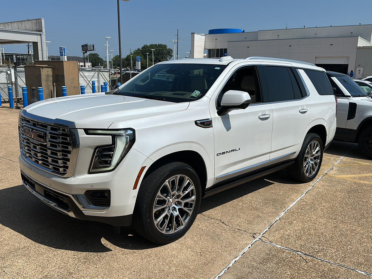 White Frost Tricoat 2025 GMC Yukon SUV / Crossover Four-Wheel Drive Automatic