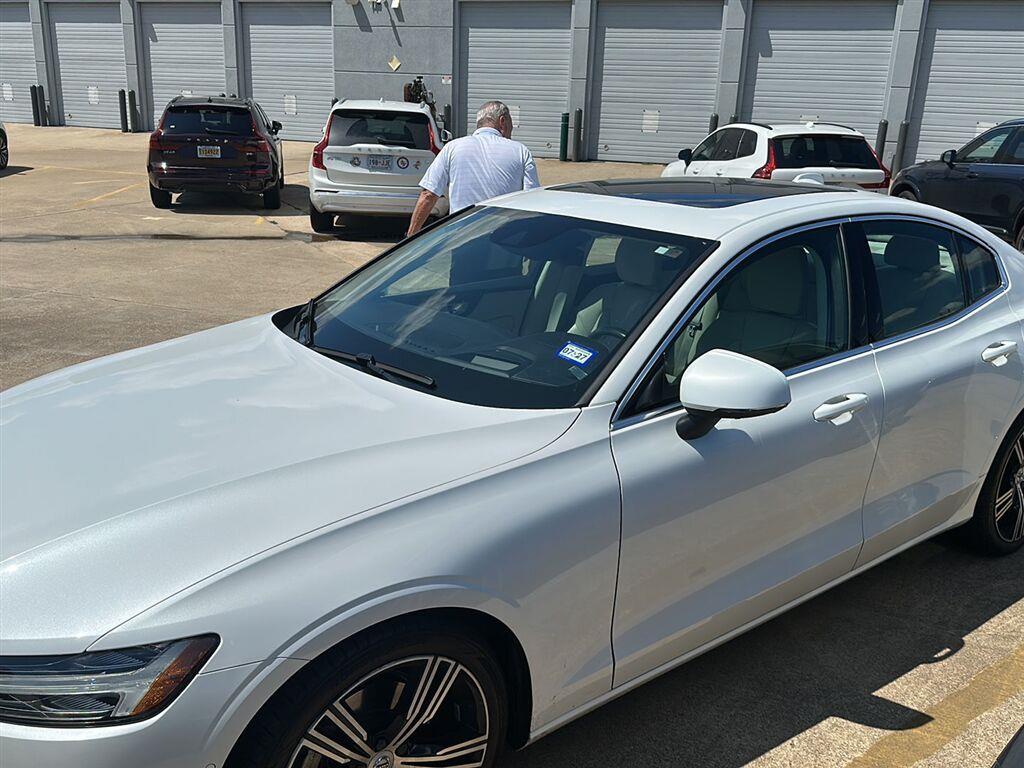 Crystal White Metallic 2022 Volvo S60 Sedan Front-Wheel Drive Automatic