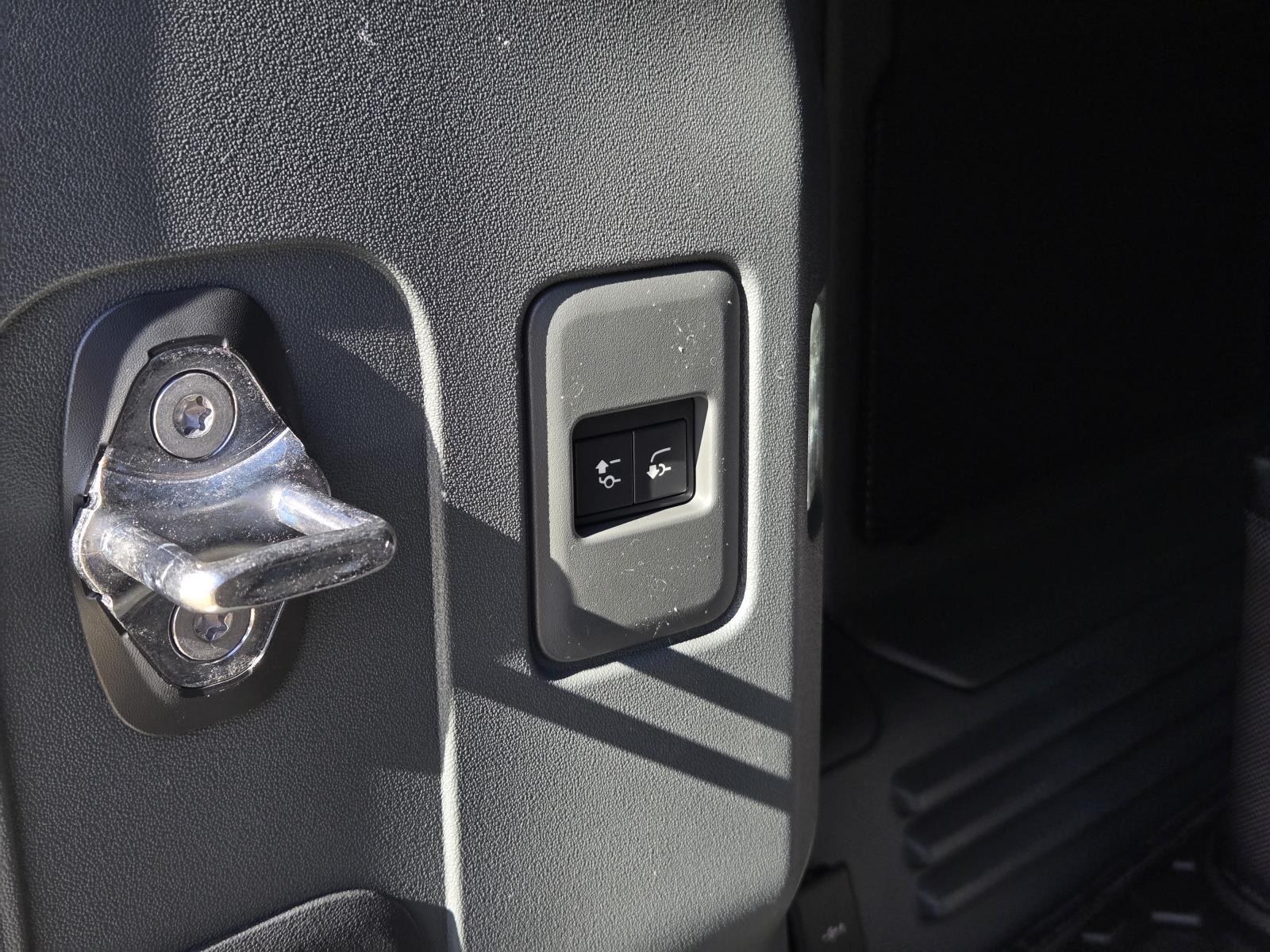 New 2026 Tasman Blue Metallic Land Rover X-Dynamic SE image 12