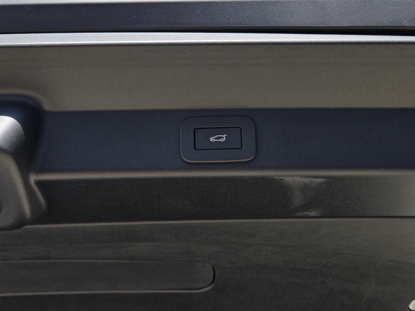 New 2026 Fuji White Land Rover Dynamic SE image 12
