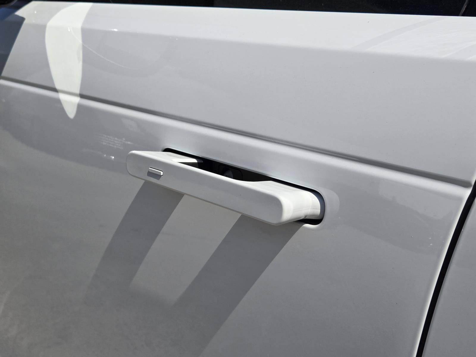 New 2026 Fuji White Land Rover Dynamic SE image 13