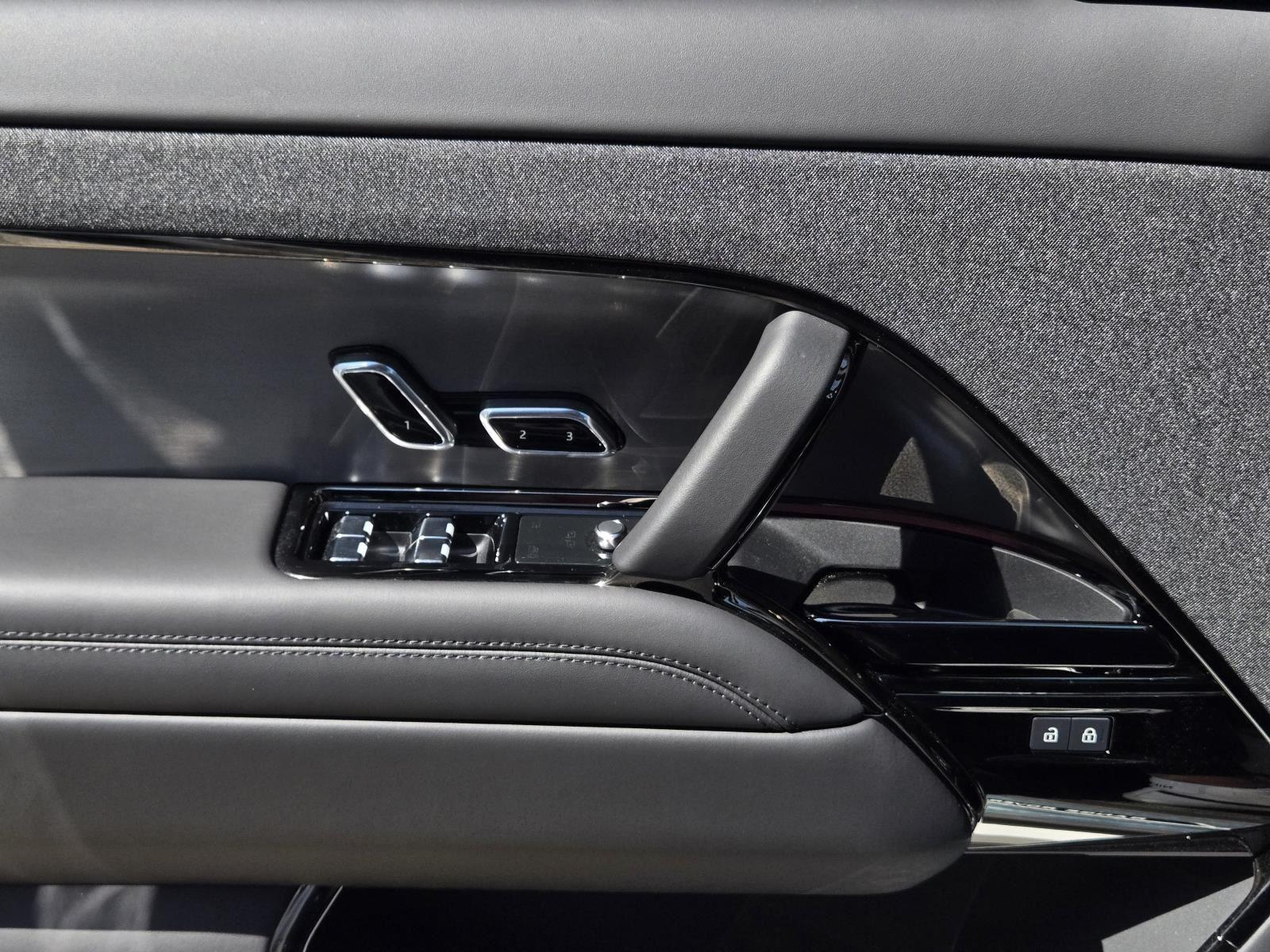 New 2026 Fuji White Land Rover Dynamic SE image 25