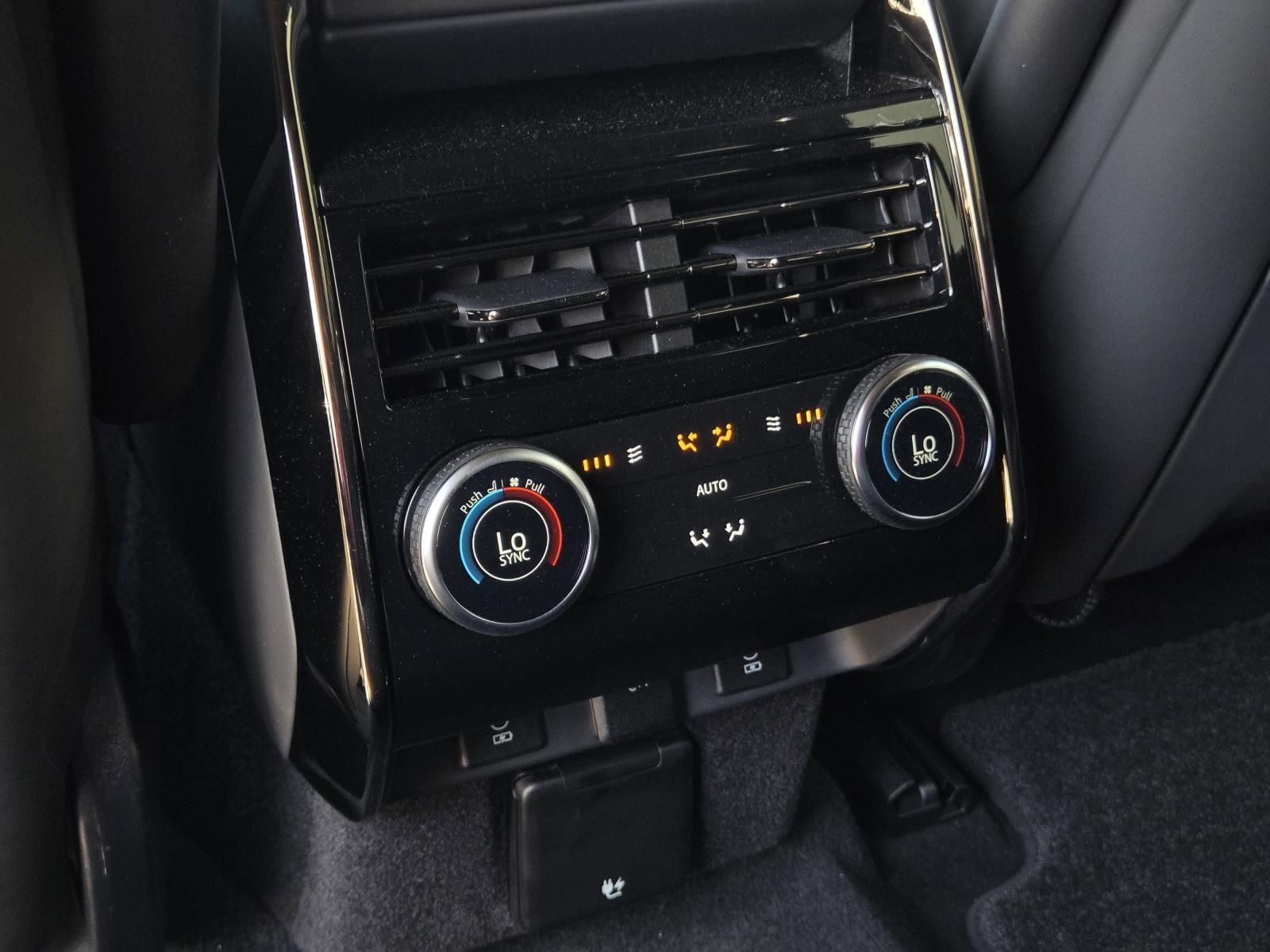 New 2026 Fuji White Land Rover Dynamic SE image 32
