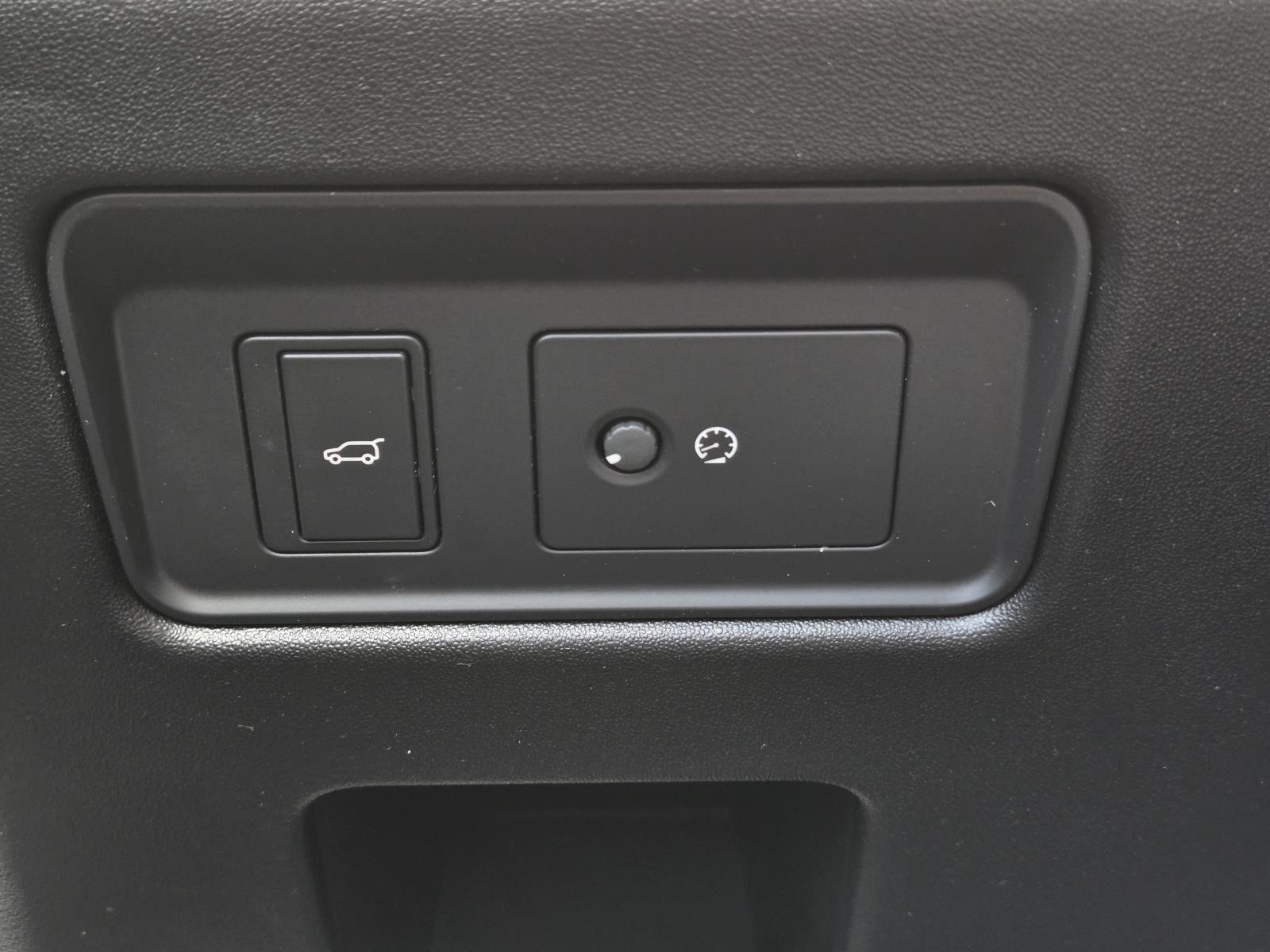 Certified Used 2025 Fuji White Land Rover S image 17