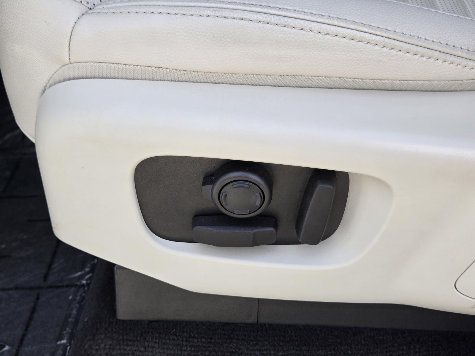 Certified Used 2025 Fuji White Land Rover S image 27
