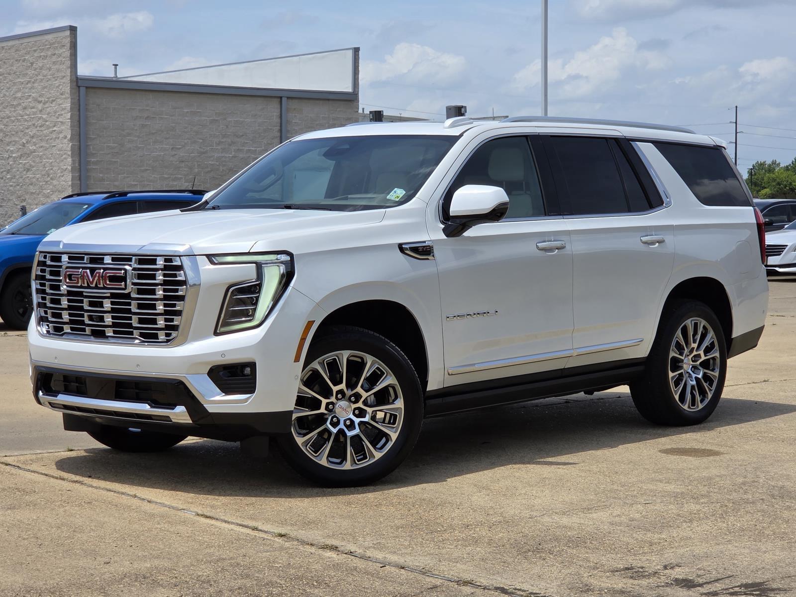 White Frost Tricoat 2025 GMC Yukon SUV / Crossover Four-Wheel Drive Automatic