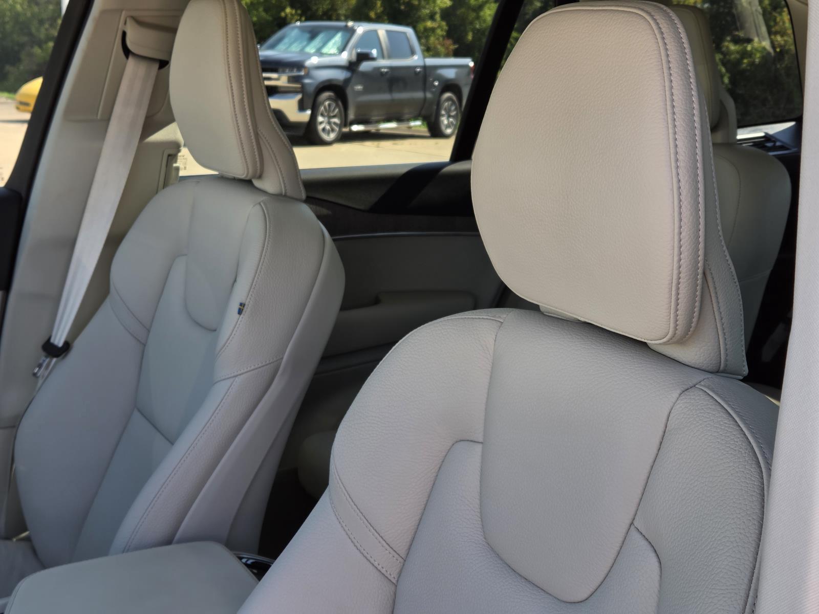 Certified Used 2023 Bright Dusk Metallic Volvo Plus image 33