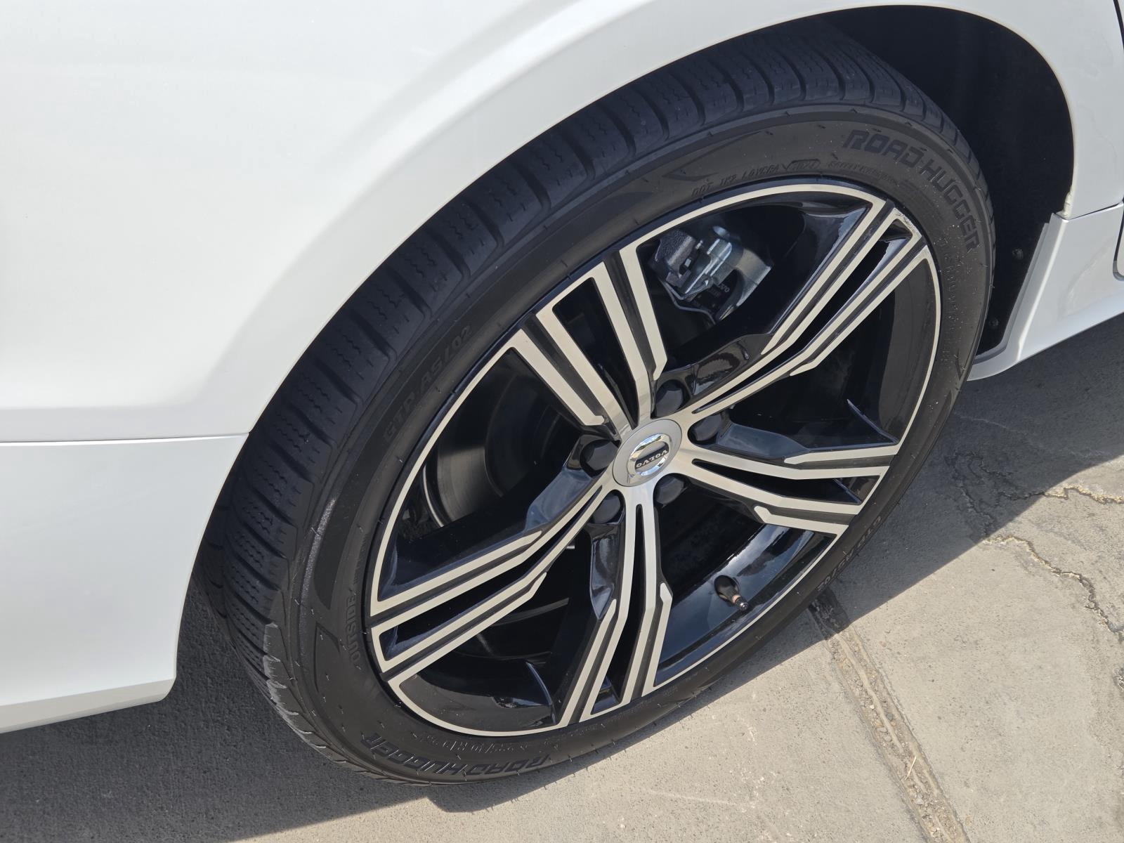 Certified Used 2022 Crystal White Metallic Volvo Inscription image 11