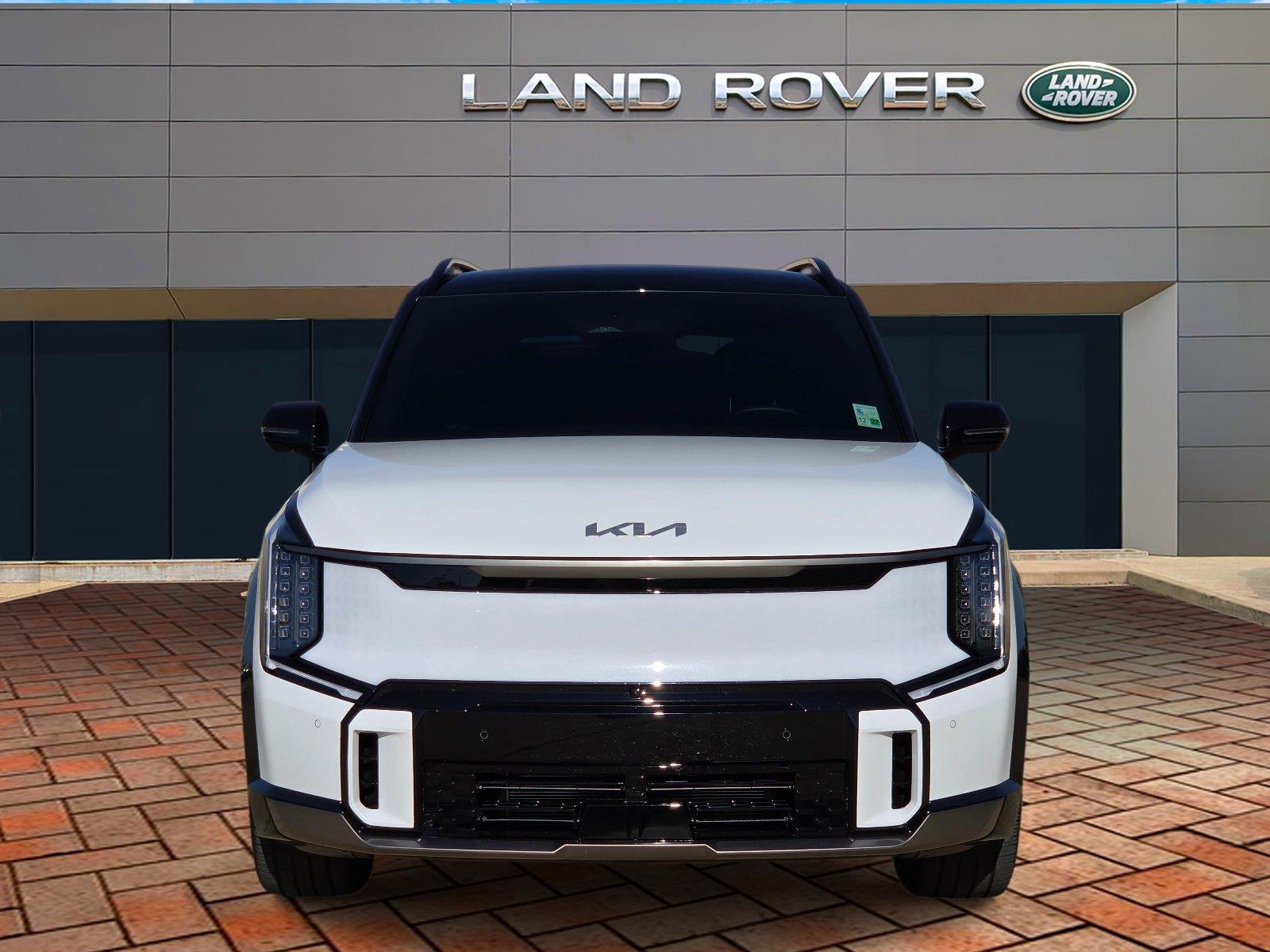 Used 2026 Glacial White Pearl/Ebony Black Roof Kia GT-Line image 2