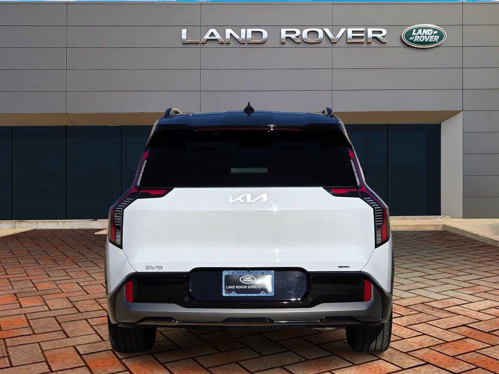Used 2026 Glacial White Pearl/Ebony Black Roof Kia GT-Line image 5