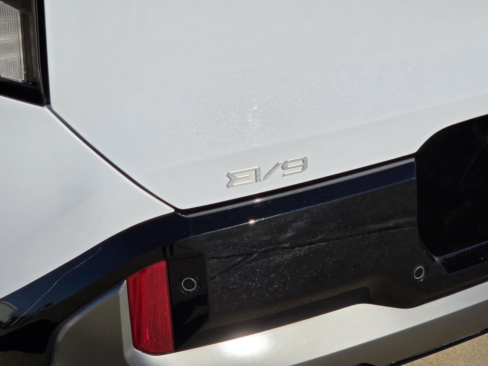 Used 2026 Glacial White Pearl/Ebony Black Roof Kia GT-Line image 8
