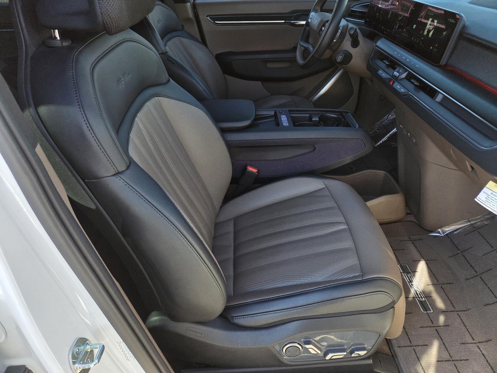 Used 2026 Glacial White Pearl/Ebony Black Roof Kia GT-Line image 44