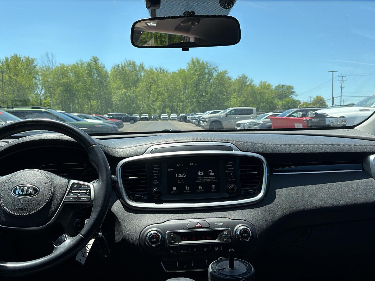 Used 2019 Snow White Pearl Kia S V6 image 2
