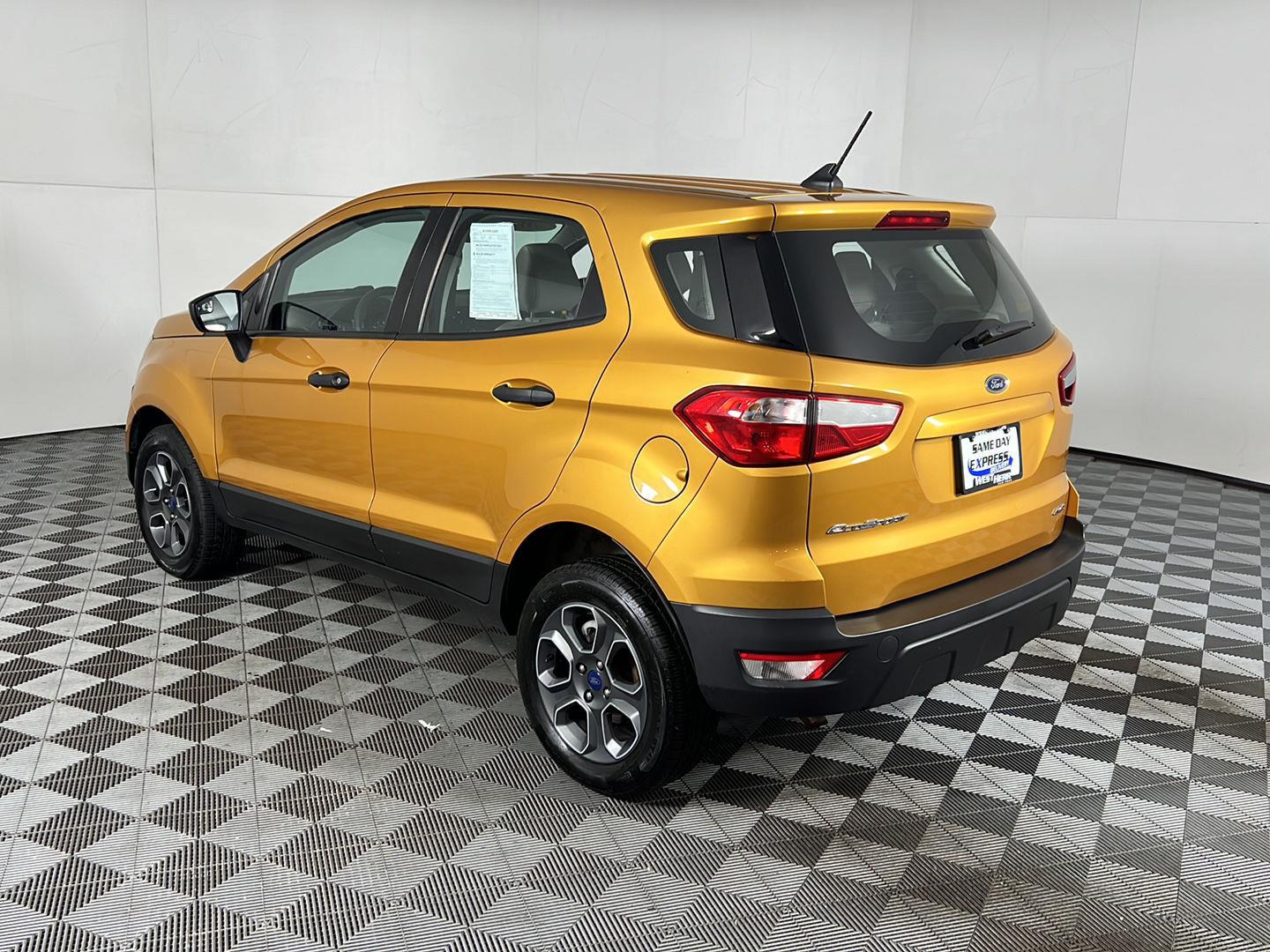 Used 2022 Luxe Yellow Ford S image 4