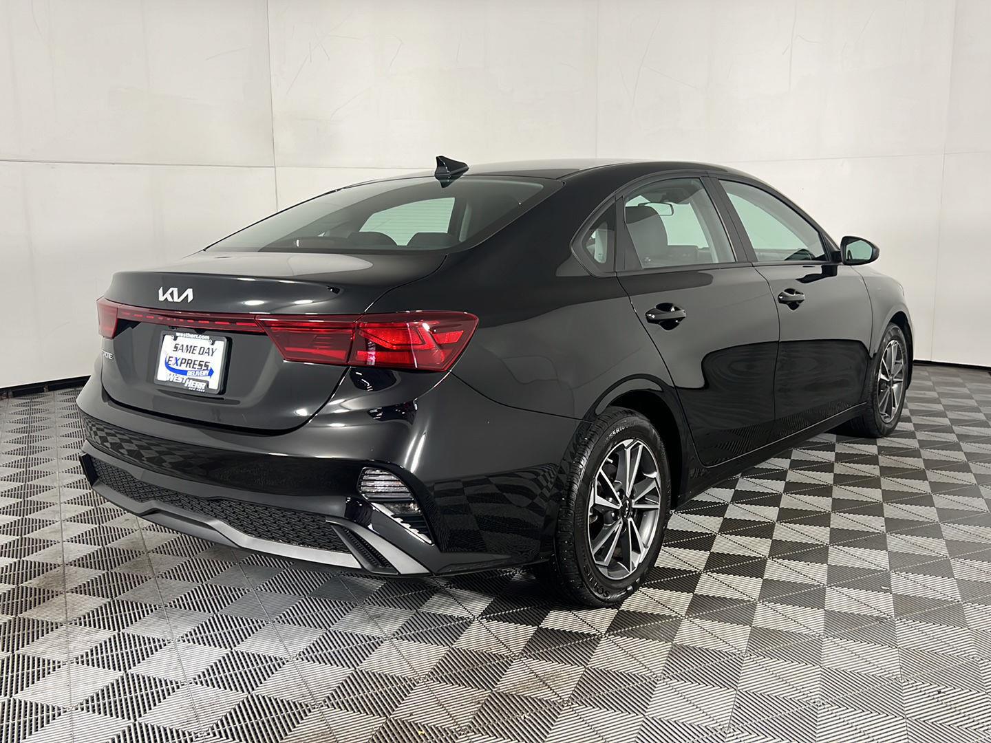Certified Used 2023 Aurora Black Pearl Kia LXS image 9