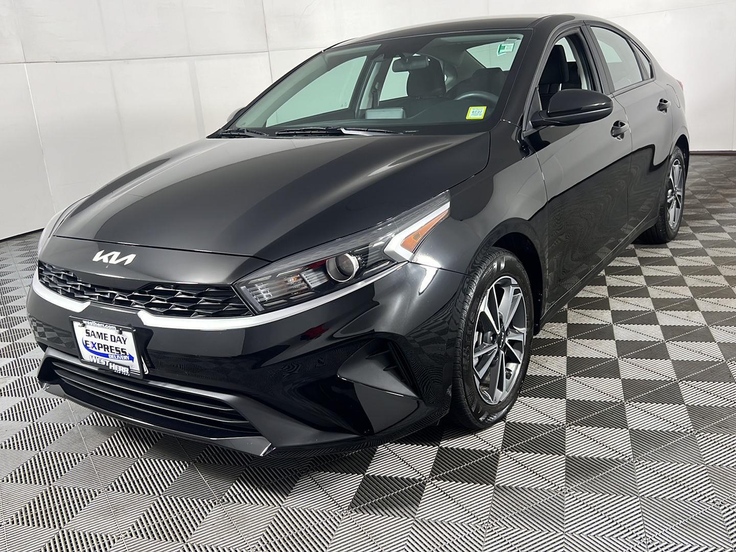 Certified Used 2023 Aurora Black Pearl Kia LXS image 4