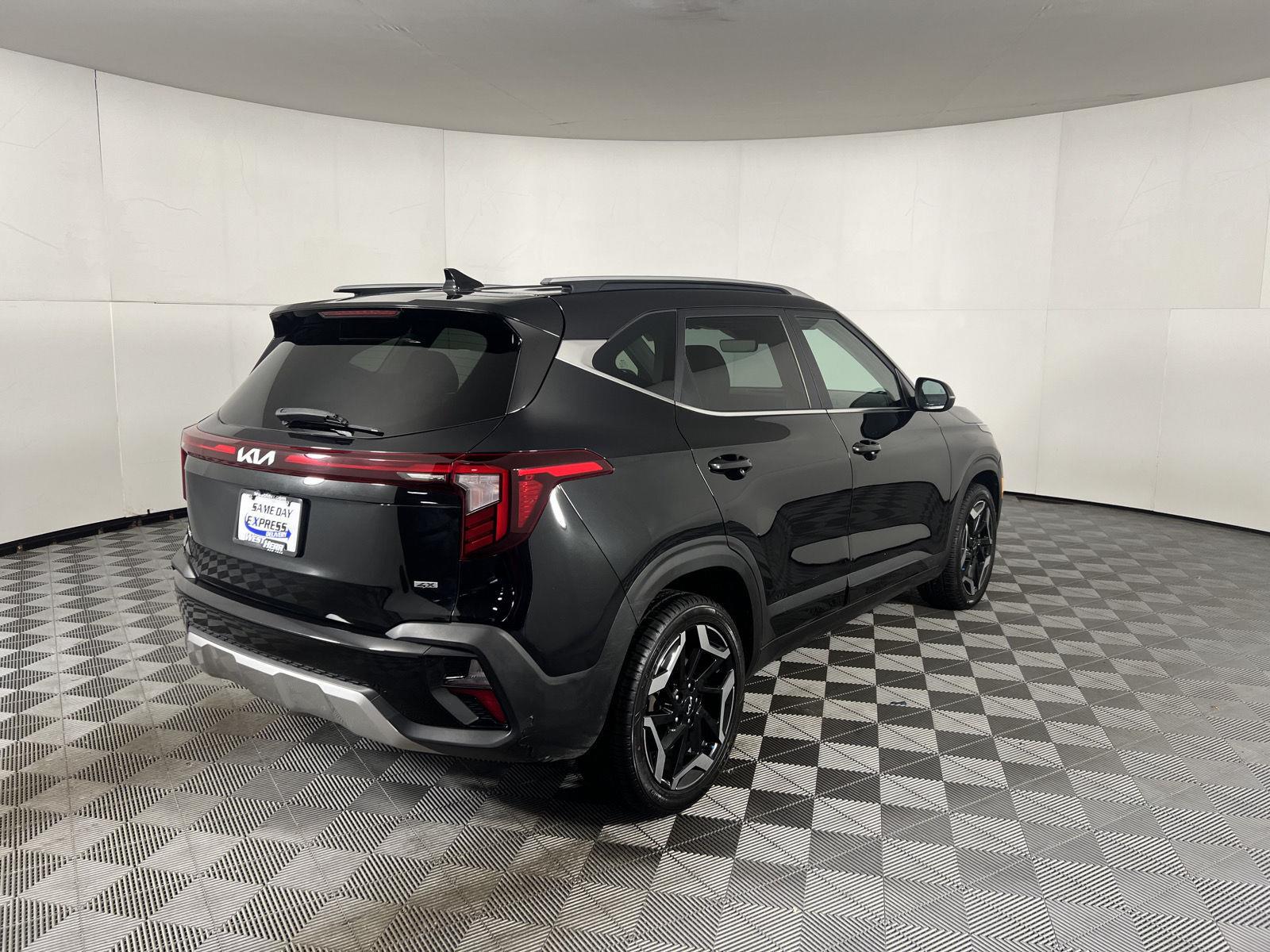 Used 2024 Fusion Black Kia SX image 11