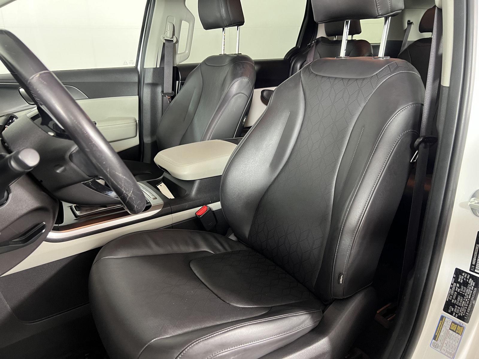 Certified Used 2024 Snow White Pearl Kia LX image 17