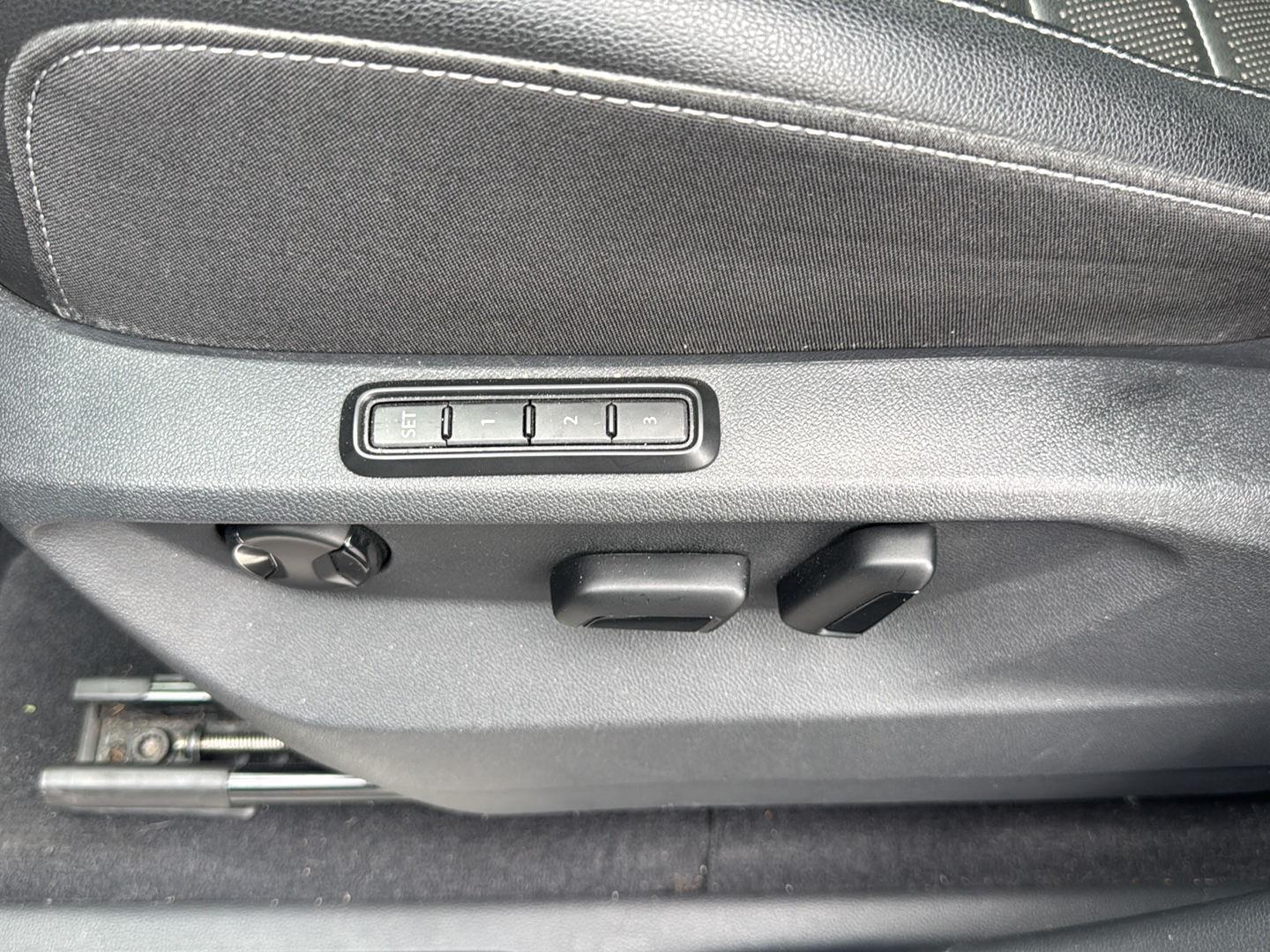 Used 2019 Wh Volkswagen  image 14