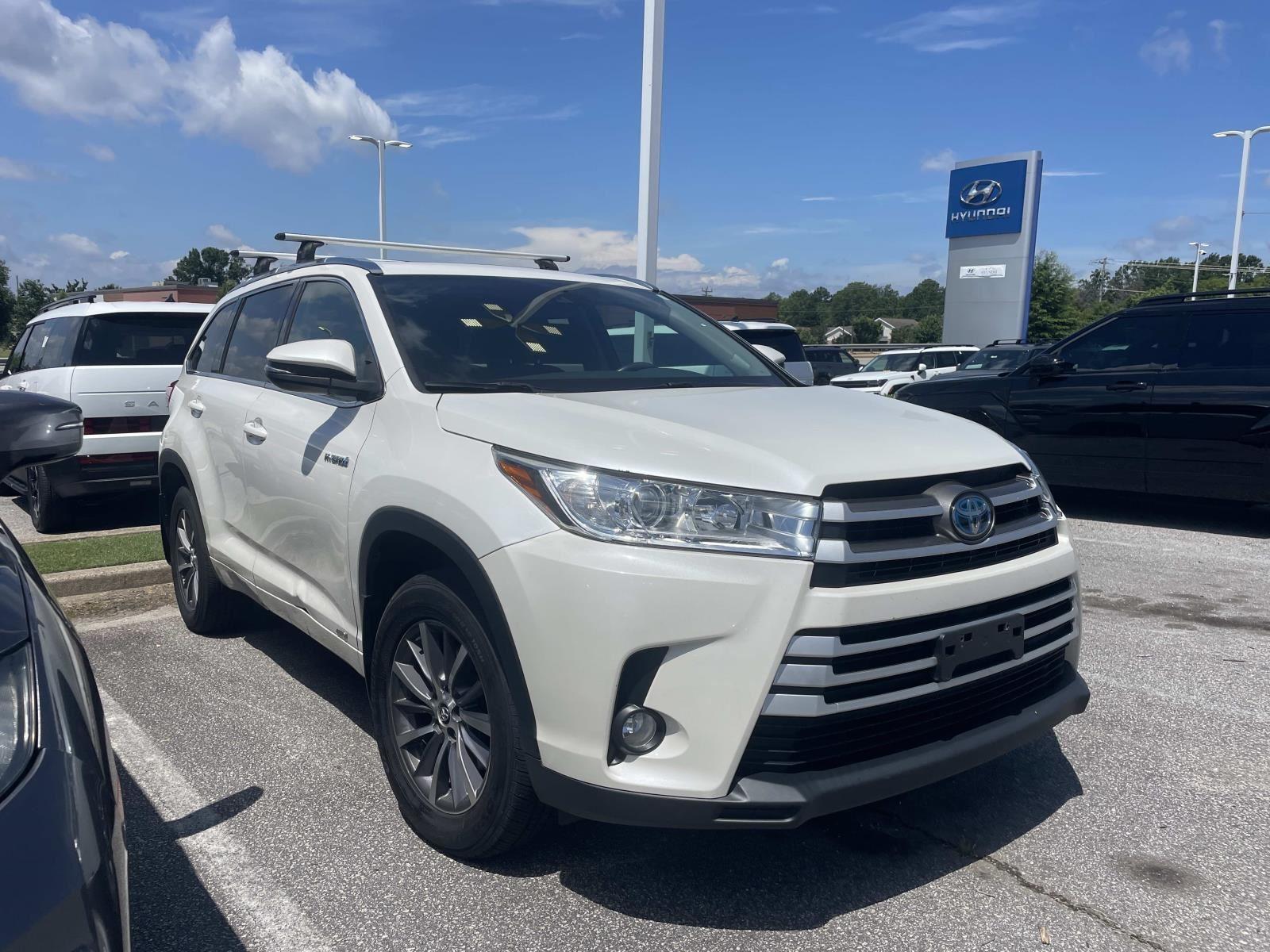 White (Blizzard Pearl) 2018 Toyota Highlander Hybrid SUV / Crossover All-Wheel Drive Continuously Variable Transmission