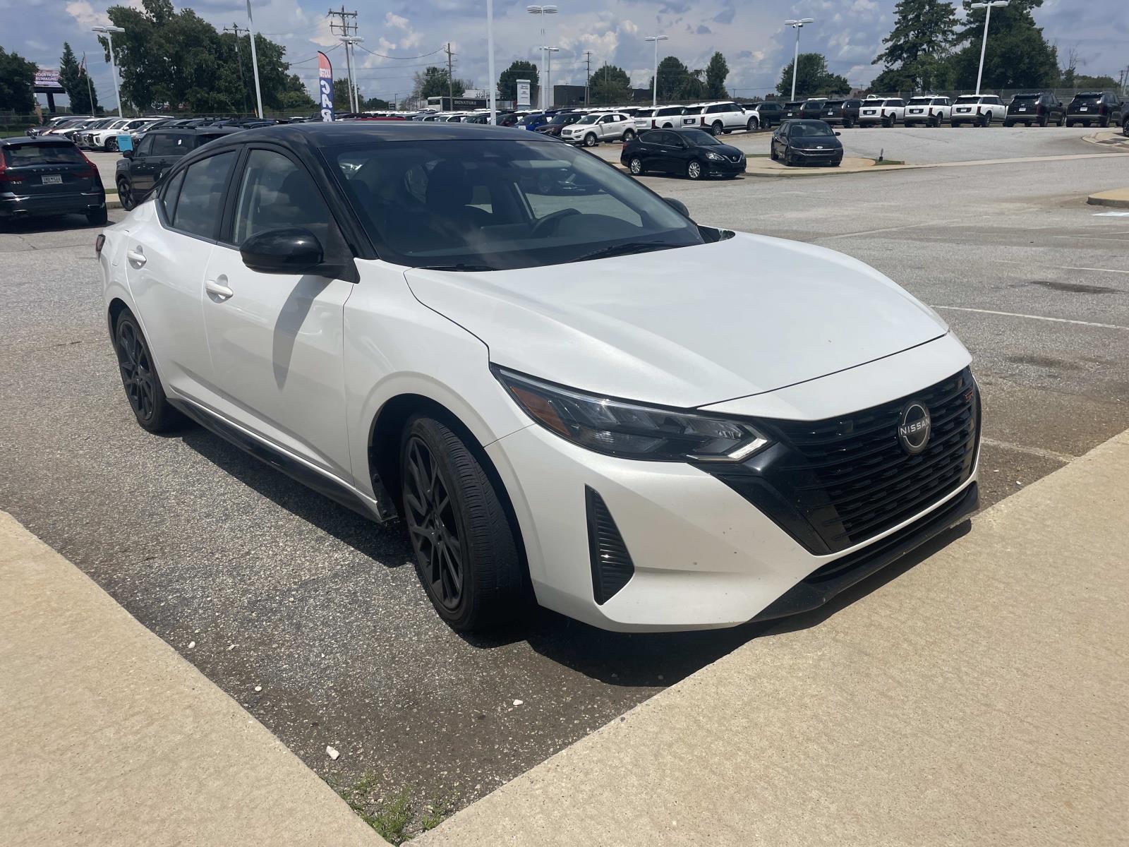 Aspen White Tricoat/Super Black 2025 Nissan Sentra Sedan Front-Wheel Drive Continuously Variable Transmission