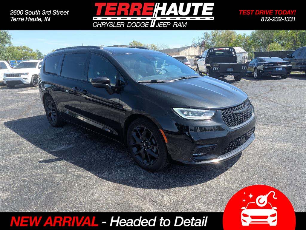 Brilliant Black Crystal Pearlcoat 2023 Chrysler Pacifica Touring L FWD Minivan Front-Wheel Drive 9-Speed Automatic